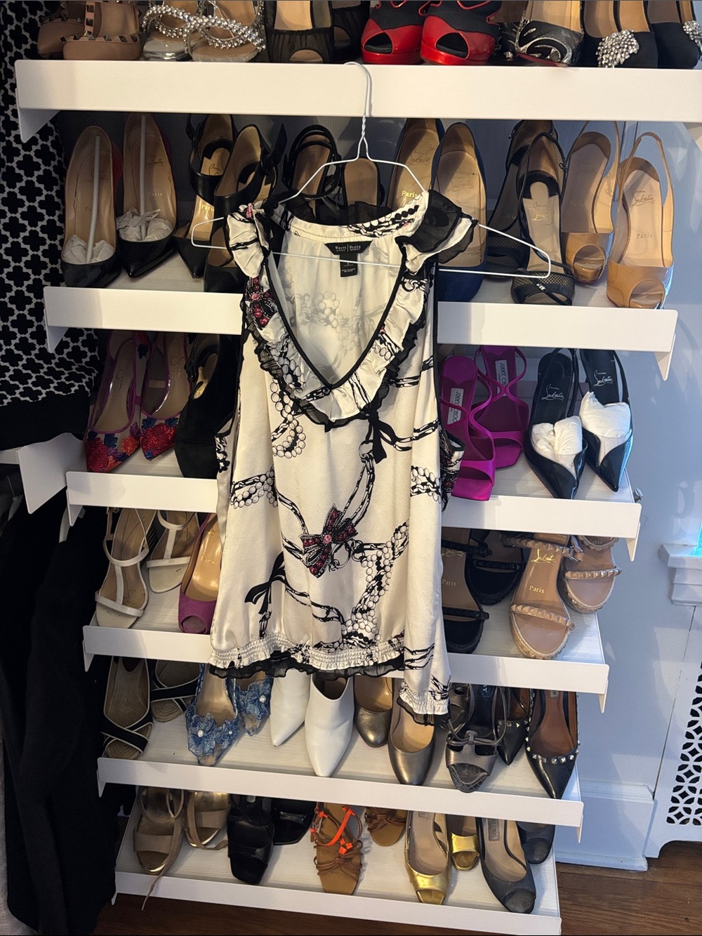 White House/ Black market White and Black Floral Ruffled V-Neck Sleeveless Top
